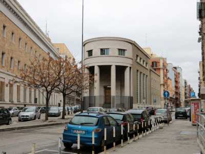Tra Piazza Massari e Piazza Garibaldi � Confinante con Bari Vecchia, Murat e Libert� si trova una zona che si differenzia dai predetti quartieri per storia e architettura. Tra edifici di epoca fascista, storiche scuole, vecchi giardini ed eclettici palazzi (vedi il Fizzarotti) qui si � creato un connubio di stili